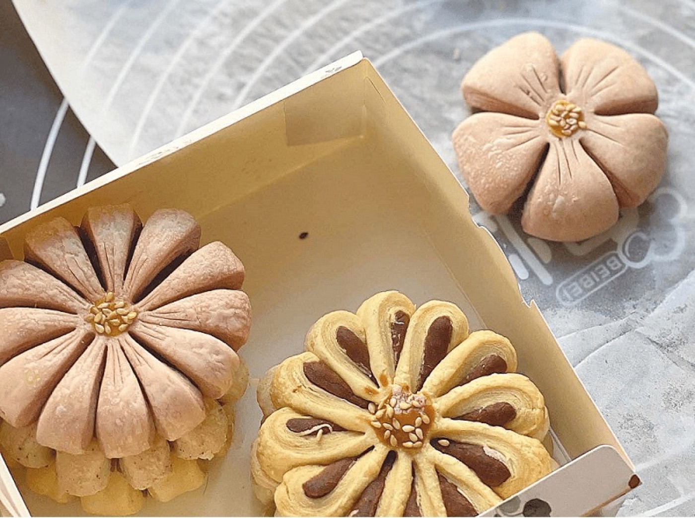 Thousand-Layer Chrysanthemum Mooncakes (Flaky Flower Mooncakes)