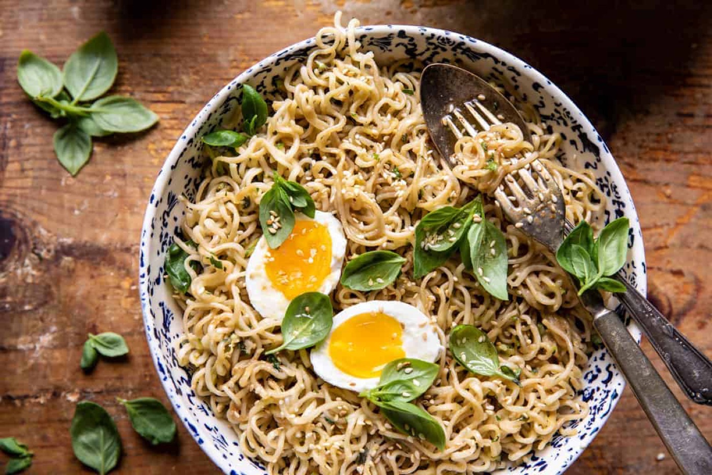 Mì ramen bơ tỏi 15 phút với bí ngòi và húng quế
