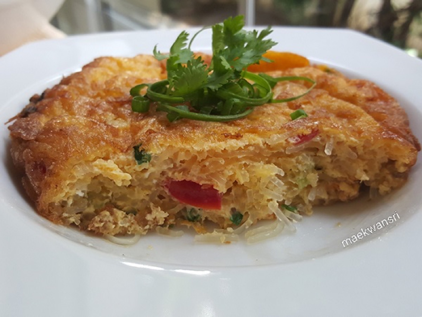 Trứng chiên miến kiểu Thái dày xốp, có cà chua và hành lá