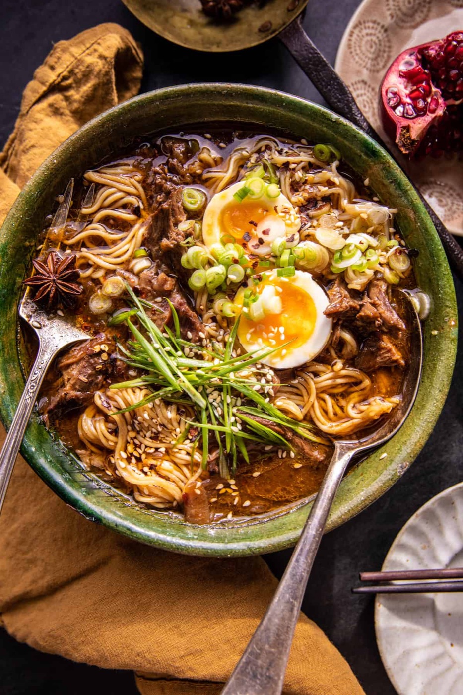 Mì ramen bò hầm miso cay với hành tây caramel