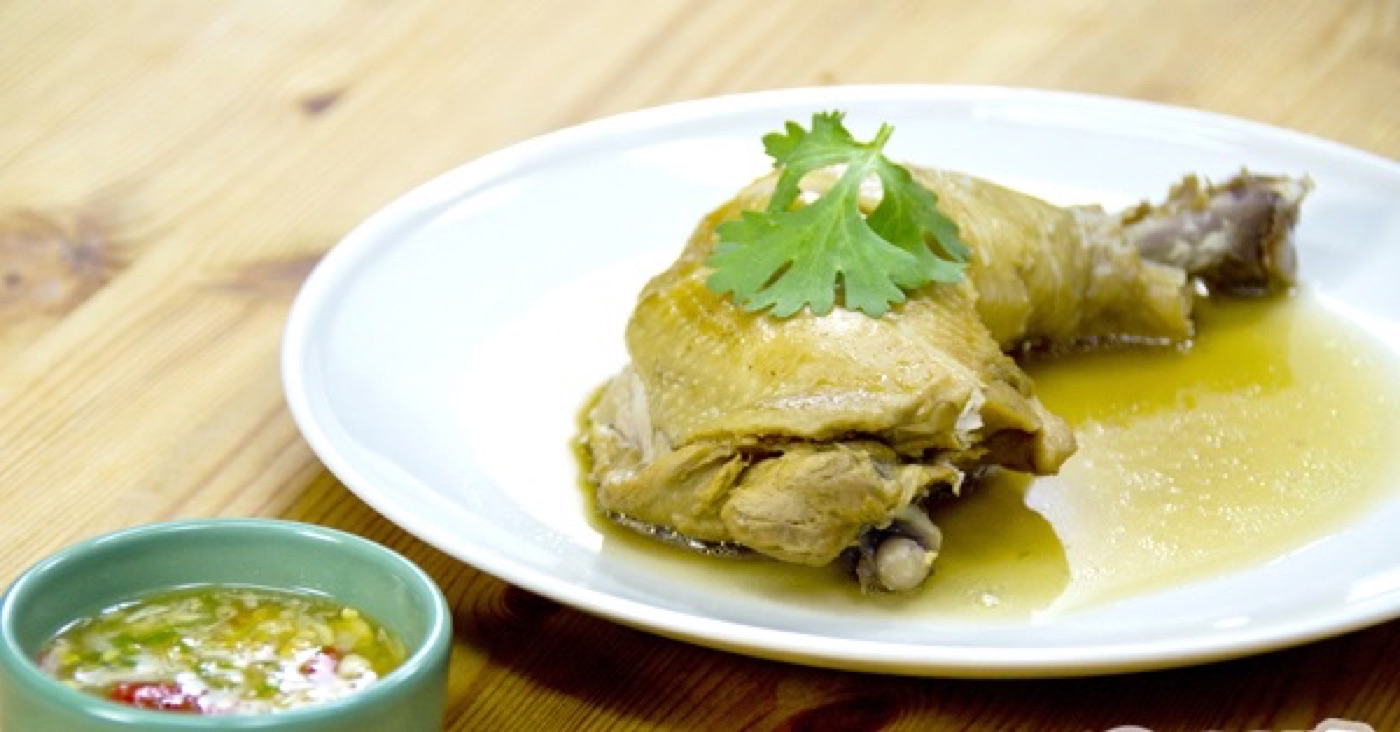 Gà om nước mắm kiểu Thái (Kai Tom Nam Pla) chấm sốt ớt chanh cay
