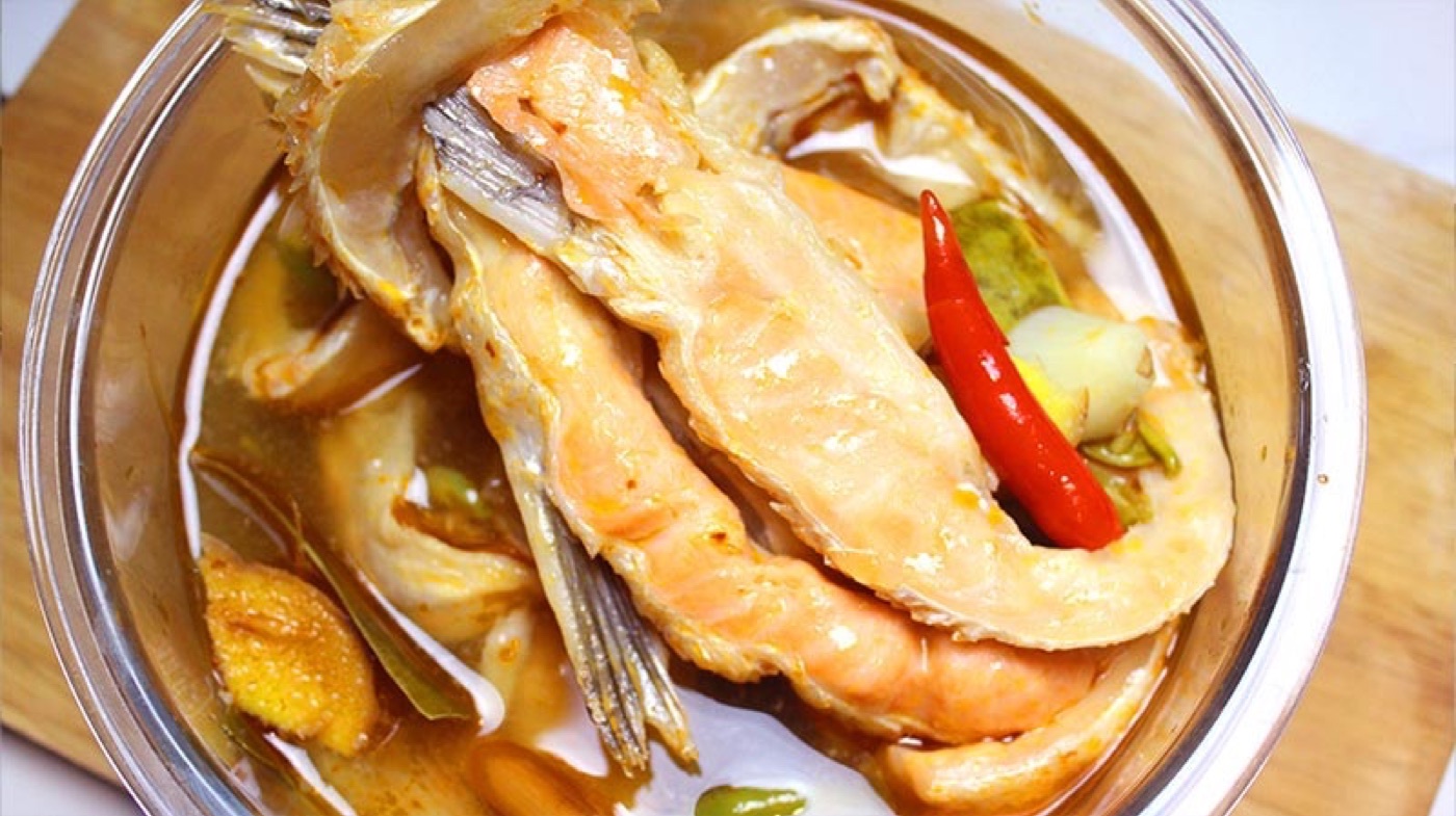 Canh tom yum bụng cá hồi chua cay đậm đà kiểu Thái
